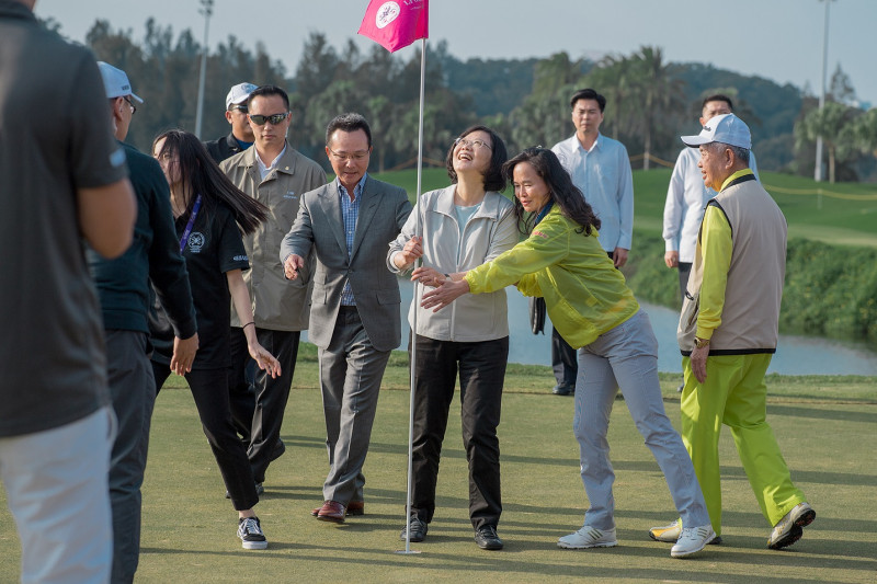 蔡英文總統是首度出席裙擺搖搖LPGA賽事的台灣總統。   圖：總統府/提供
