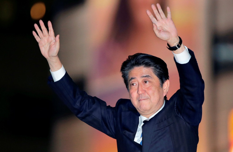 日本首相安倍晉三的自民黨所領導的執政聯盟贏得國會大選，各界更關心的恐怕是完全執政後的安倍「幕府」是否會順勢推出修憲案。   圖：達志影像/路透社資料照片