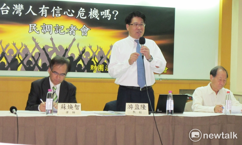 台灣民意基金會董事長游盈隆（中）23日發表最新民調資料。   圖：林朝億/攝