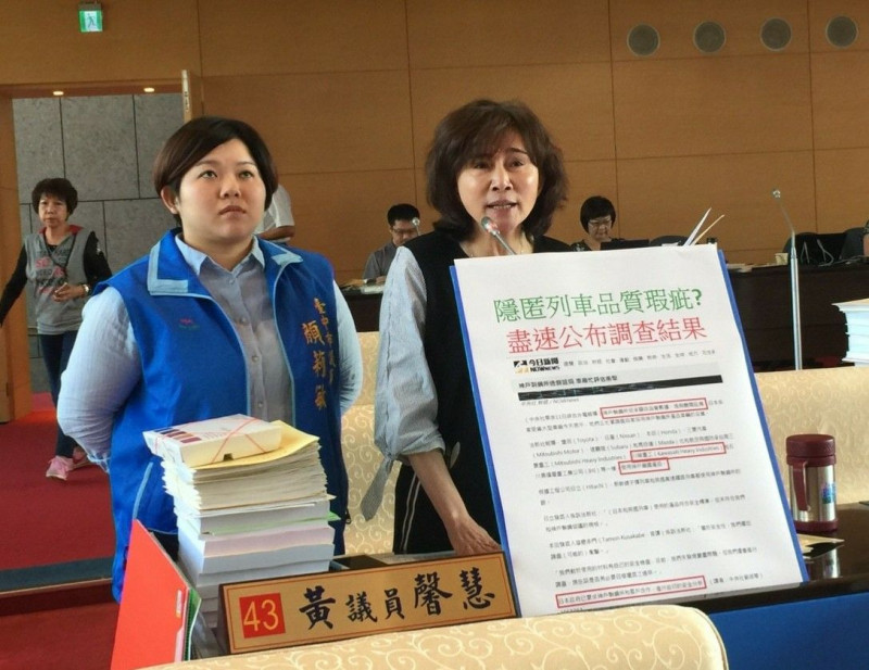 台中市議員黃馨慧（右）、顏莉敏（左）就中捷議題提出質詢。   圖：台中市國民黨團/提供 