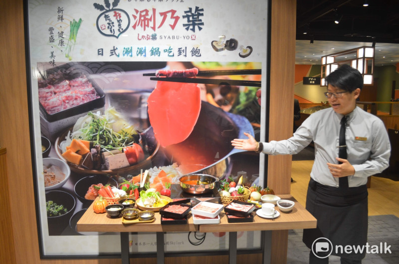 嘉義遠百並引進日本「涮乃葉」日式涮涮鍋吃到飽，即日起開賣。   圖 : 蔡坤龍/攝