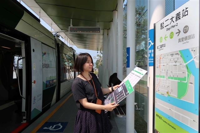 高雄輕軌通車後，民眾對搭乘體驗不夠流暢，高雄市文化局邀請設計師田修銓進行設計改善。   圖：高雄市文化局/提供