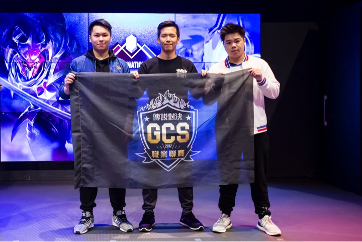 SMG 與 S.T 代表接受 Garena 官方授旗,即將前往韓國首爾力拚 AIC 總冠軍。 圖:Garena/提供