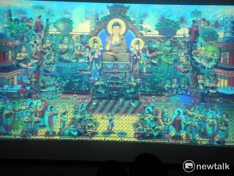 今年新北市藥師佛文化節首度推出4D電影，結合浮空投影技術，搭配考據藥師經調製香氛，讓民眾身歷「東方淨琉璃世界」。   圖：王峻昌/攝