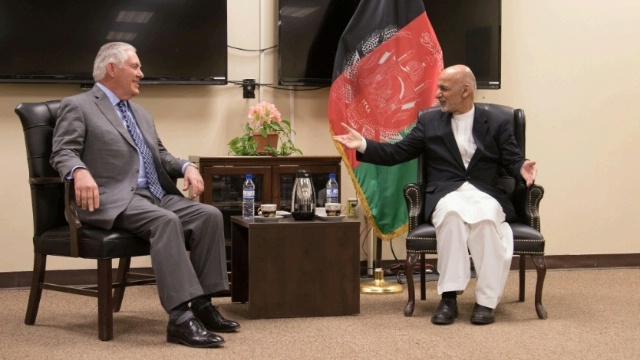 美國國務卿提勒森（左）23日訪問阿富汗，與該國總統錢尼討論塔利班等棘手問題，隨後提勒森前往伊拉克訪問。   圖：翻攝美國國務院官網