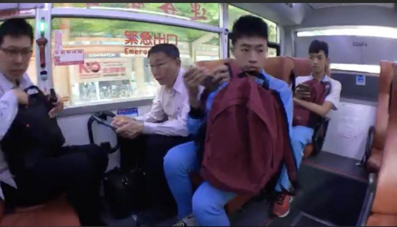 學生搭公車座位旁驚見台北市長柯文哲，嚇到起身換座位。   圖：截自柯文哲臉書影片