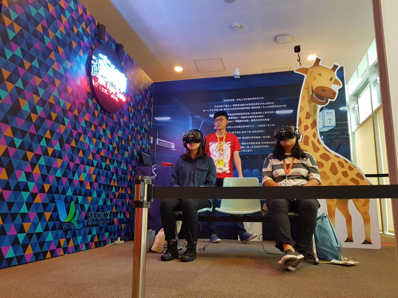 「高雄VR Film Lab」邀請影迷走入每部VR電影專屬的場景，彷彿擁有了「任意門」，能夠「身歷其境」   圖：高雄市立圖書館/提供