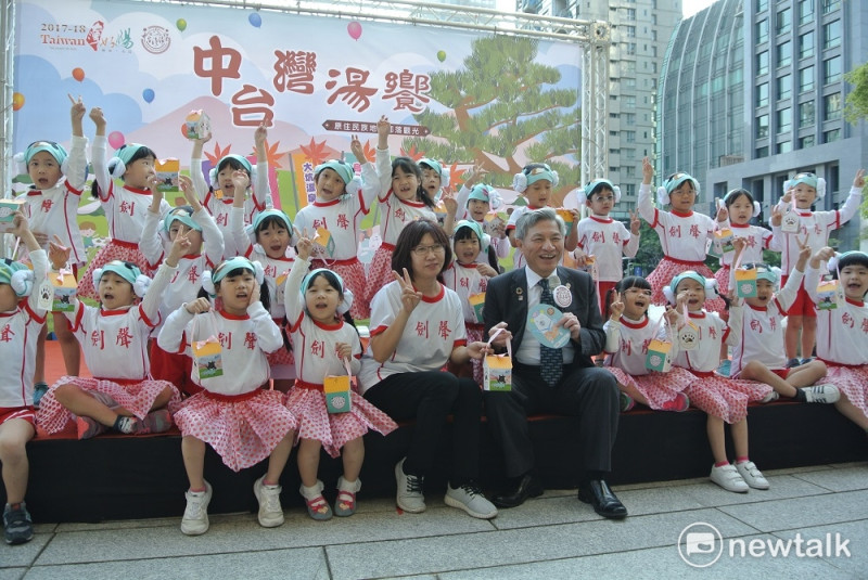 小朋友們和張光瑤邀民眾共享「中台灣湯饗」。   唐復年/攝