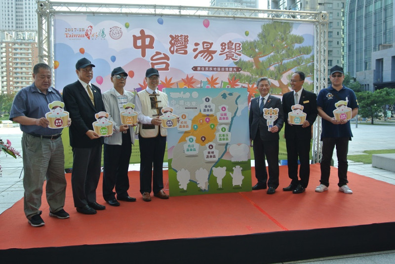 中台灣六大溫泉區代表一同參加記者會。   唐復年/攝