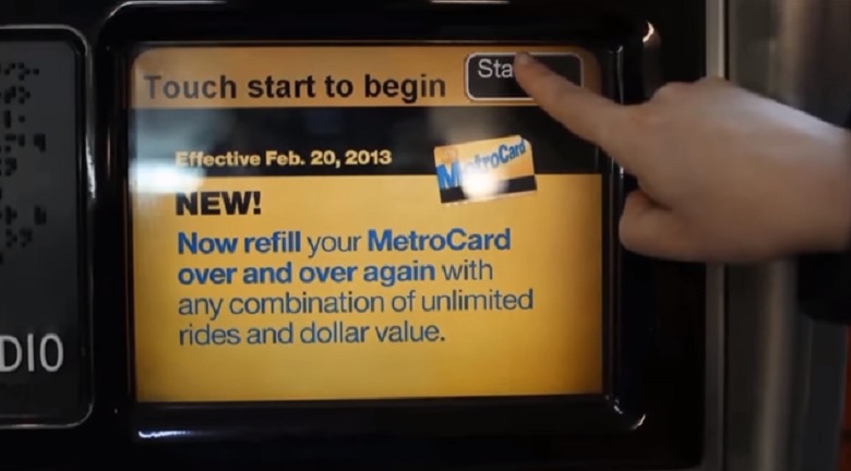 現行紐約地鐵站的進出票證MetroCards磁卡將逐漸淘汰，明年底開始，乘客只須朝地鐵旋轉閘揮一下手機、信用卡或簽帳卡就可進站。   圖：翻攝youtube