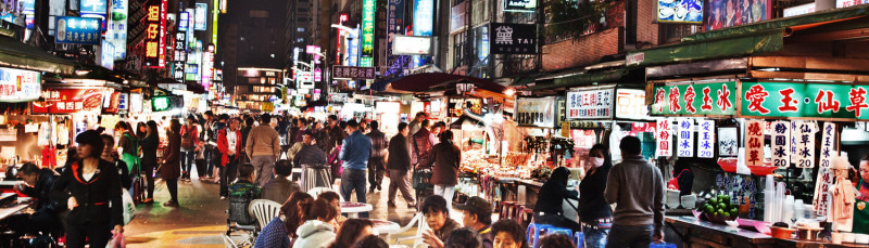 高雄夜市熱鬧非凡，吸引眾多國內外遊客來此，一攤逛過一攤。   圖：翻攝交通部觀光局網站