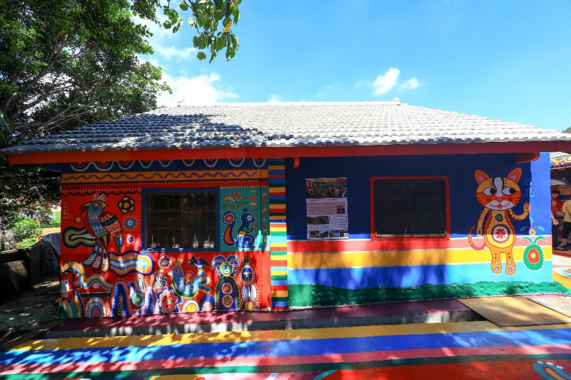 眷村充滿鮮豔的顏色，將老舊的屋子增添活力。   圖 : 台中市政府/提供