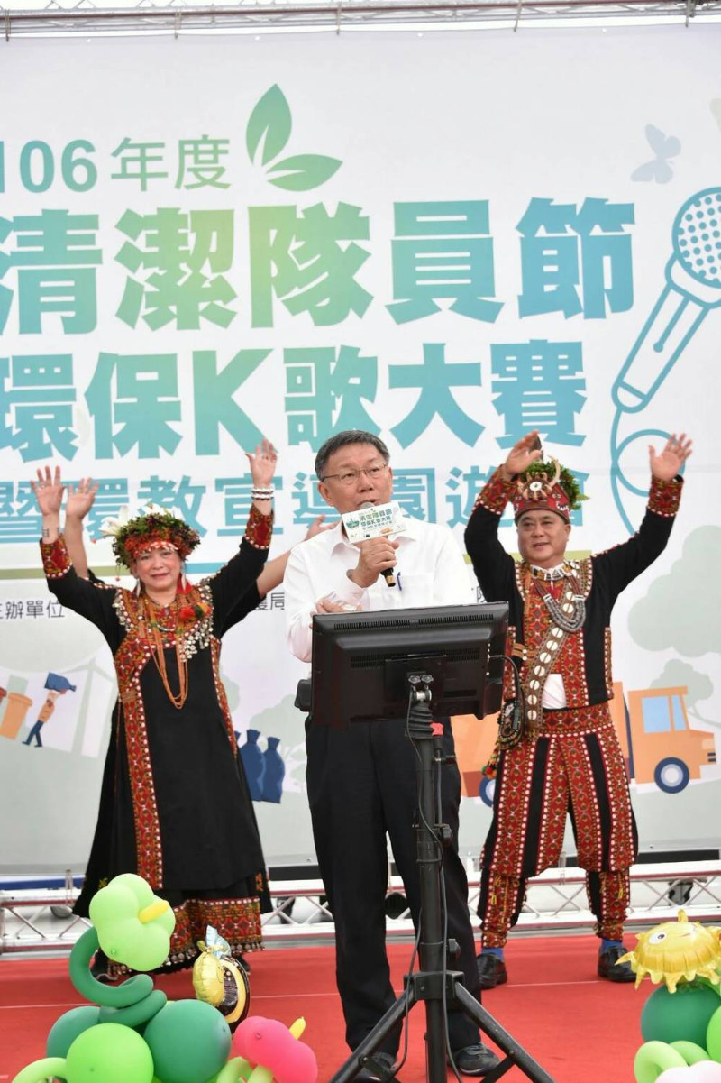 台北市長柯文哲出席清潔隊員節活動，現場高歌。   圖：台北市政府 / 提供
