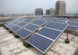 林佳龍今 (26) 日表示，台中市樂見中央推動「屋頂種電」，圖為民間裝設的太陽能板。   圖 : 翻攝自閱讀台北