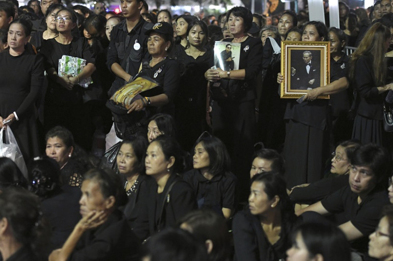 已故泰王蒲美蓬國喪典禮自今（25）日起一連舉行5天，泰國群眾身穿黑衣，冒雨徹夜湧到大皇宮附近移靈路線上送別。   圖：達志影像/美聯社