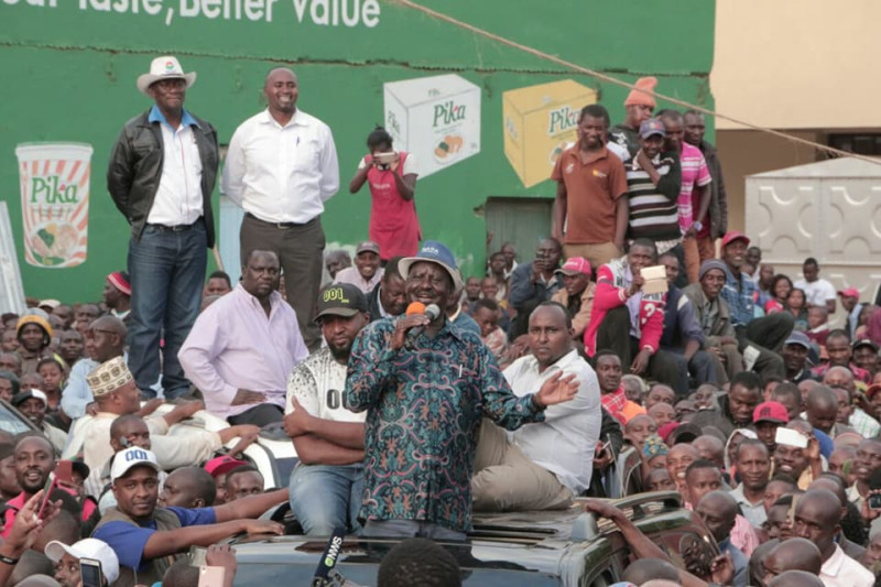 肯亞二次總統大選，反對派領袖歐丁嘉（中戴帽者）抗議選舉不公，在首都內羅畢呼籲民眾杯葛選舉，遠離投票所，待在家中。   圖：翻攝歐丁嘉臉書