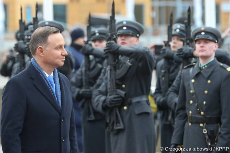 波蘭總統杜達（左）上任後蓄意加強國防，將增兵1倍，同時調高軍費支持，遏止俄羅斯野心勃勃。   圖：翻攝杜達臉書
