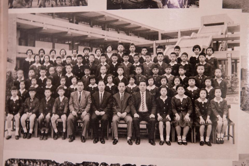 總統蔡英文25日貼出國小畢業照，緬懷逝世的國小恩師陳天賜。   圖：翻攝蔡英文臉書