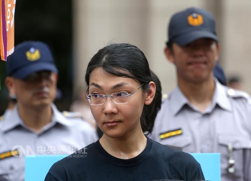留長髮被記17支申誡、考績獲丙等的保二總隊員警葉繼元（前中），提告請求撤銷考績丙等處分。台北高等行政法院26日認定葉繼元年終考績被打丙等無誤，判葉繼元敗訴。   圖 : 中央社