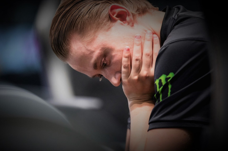 在輸給RNG後，FNC的AD選手Rekkles在位置上難過落淚。   圖：翻攝自 LoL Esports Photos flickr