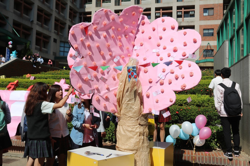 弘光科大學舉辦制服日，現場製作校園特色櫻花樹，讓學生謝願望小卡。   圖 : 唐復年/攝