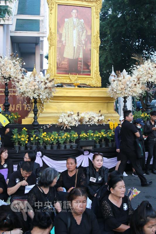 已故泰王蒲美蓬火化葬禮26日上午舉行移靈，下午火化，許多泰國民眾早日就在大皇宮外道路靜靜等候，為最敬愛的故王送別。   圖 : 中央社
