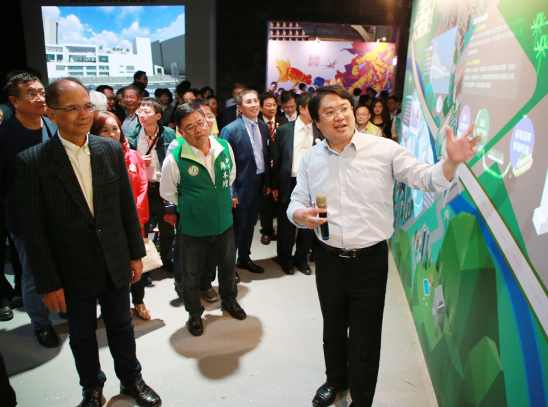 基隆市長林右昌為前行政院長游錫堃說明產博會內容。   圖：基隆市政府 / 提供