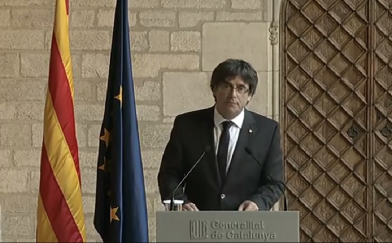 西班牙加泰隆尼亞自治區主席普伊格蒙特（Carles Puigdemont）發表演說表示，他已決定不會提前舉行自治區選舉。   圖：翻攝普伊格蒙特臉書