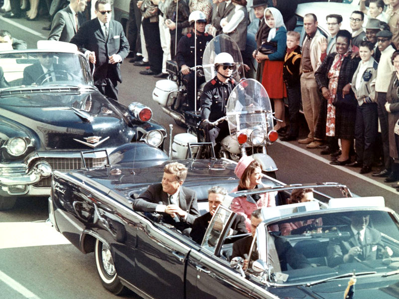 美國總統甘迺迪（乘車者左）於1963年11月22日下午12時30分左右，偕夫人賈桂琳搭乘敞篷車在德州達拉斯迪利廣場遇刺，不幸身亡。   圖：翻攝維基網站