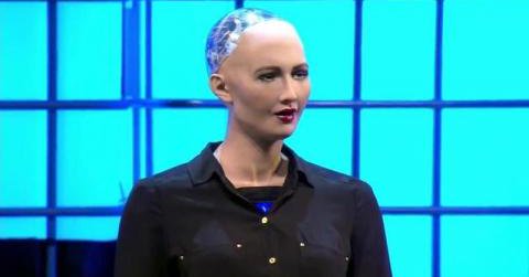 香港公司製造的女機器人「蘇菲亞」，取得沙烏地阿拉伯公民身分，引發爭議。   圖：翻攝Dina Aboughazala推特