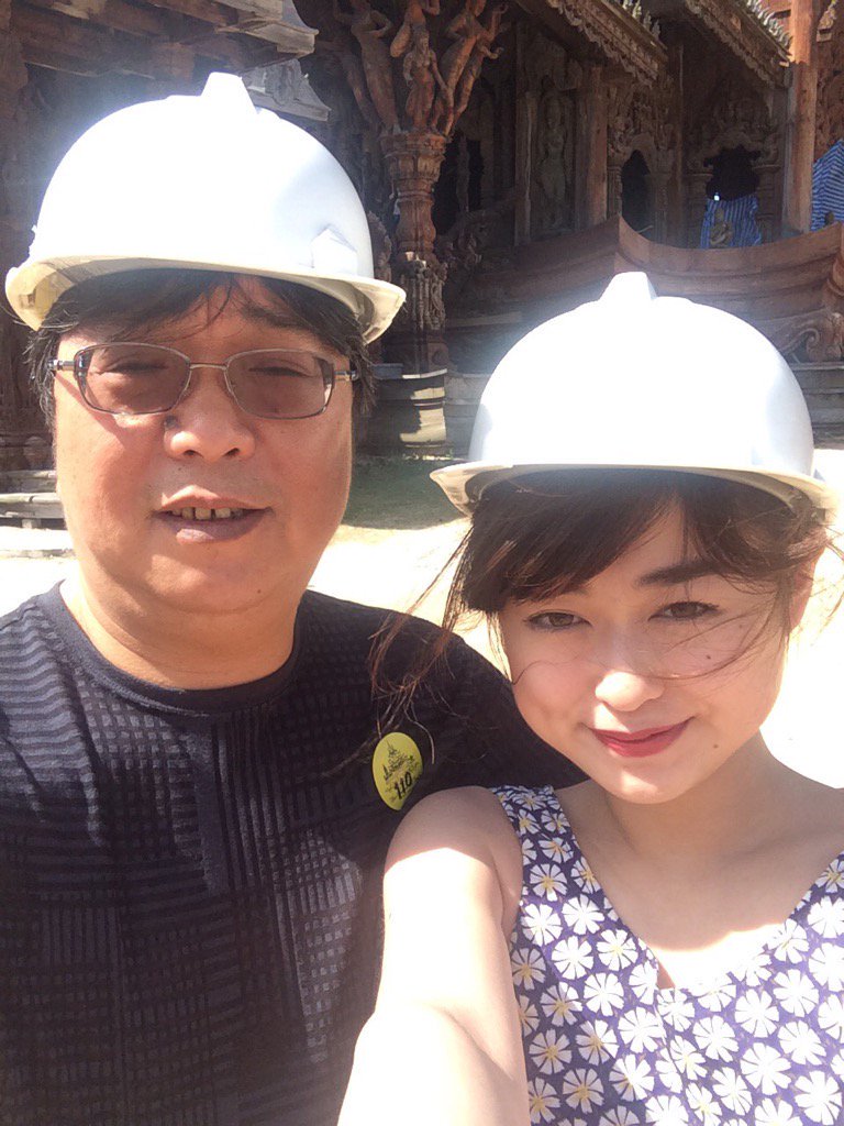 桂民海（左）女兒Angela在推特上po出與父親2014年12月，在泰國芭達雅的合照，非常擔心父親的安危。   圖：翻攝Angela推特