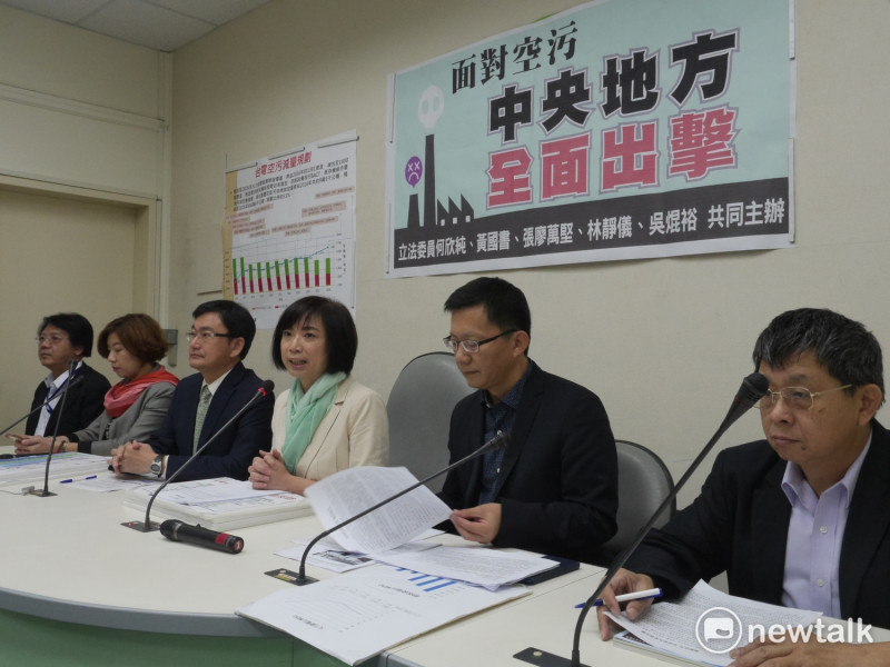 針對國民黨立委盧秀燕日前痛批台中市民成為空氣清淨機，民進黨團書記長何欣純、民進黨立委林靜儀、黃國書、張廖萬堅、吳焜裕共同召開記者會。   圖：趙婉淳/攝