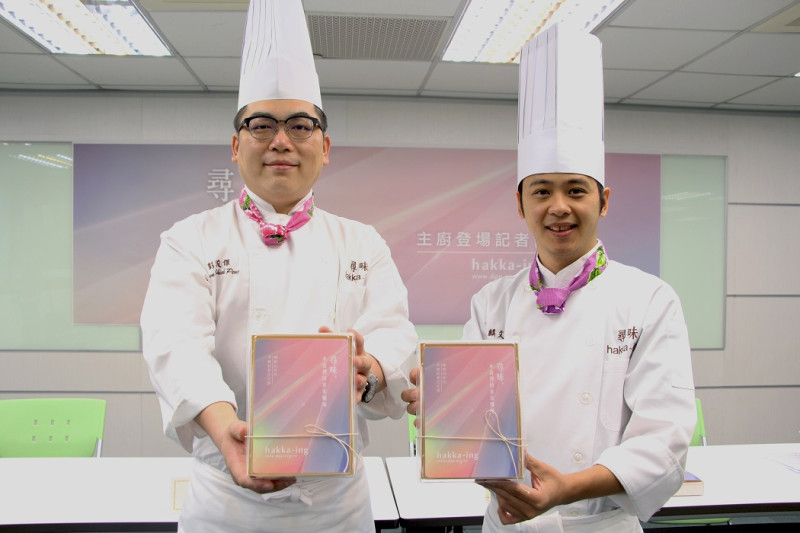 年輕的熱血主廚彭俊傑、陳麒文分享客家便當的創作理念。   圖：民進黨/提供