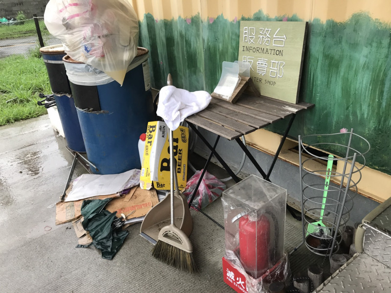 八里泡泡屋露營場地環境清潔及管理部份，水利局長古沼格表示，議員質詢時所示的照片，適逢場區整理垃圾時段，經露營區管理員統一集後已處理清運。   圖：民進黨新北市議會黨團/提供