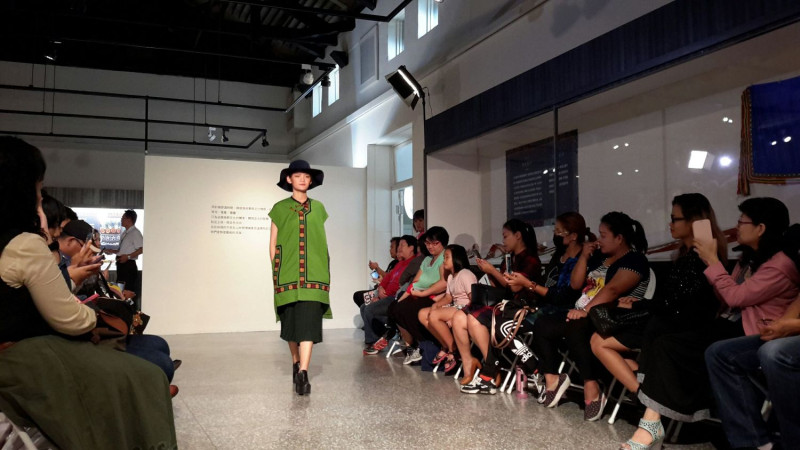 阮志軍提到，本次走秀是「巴魯祖孥工藝坊」的2018輕裝系列，從排灣魯凱傳統單品「背心」出發。   圖：屏東縣政府/提供