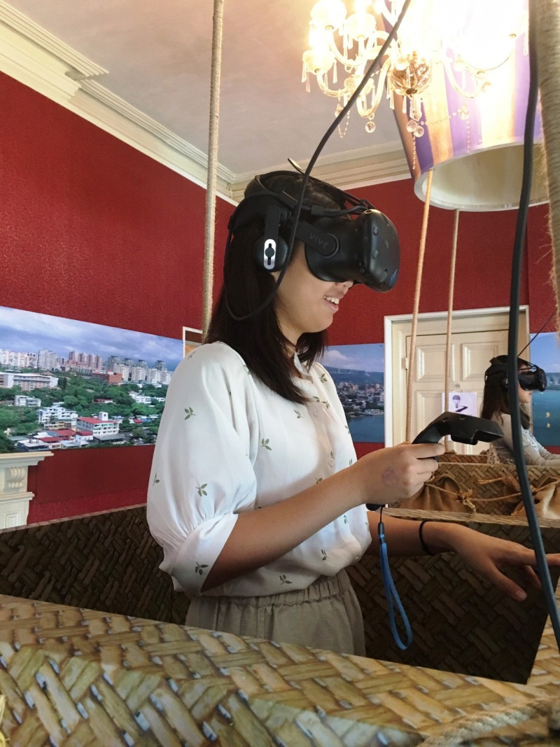 民眾戴上VR裝置，在馬偕博士的解說下，認識淡水古蹟的文化與歷史。   圖：新北市立淡水古蹟博物館/提供