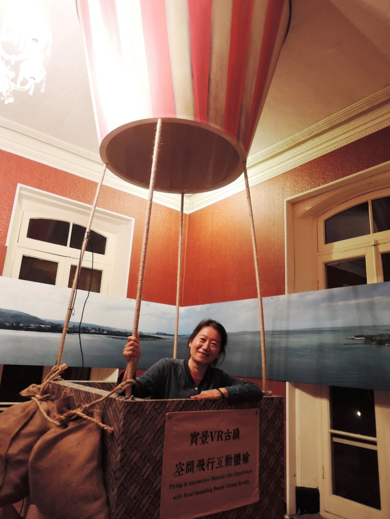 「時空樂氣球・虛實淡水遊」模擬搭乘熱氣球升空，遠眺淡水河岸邊的古蹟群。   圖：新北市立淡水古蹟博物館/提供