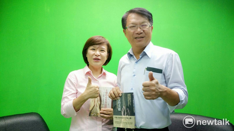 作家王倩倩特別到台南拜訪反毒醫師顏純左，並開臉書直播力挺顏純左。   圖 : 黃博郎/攝