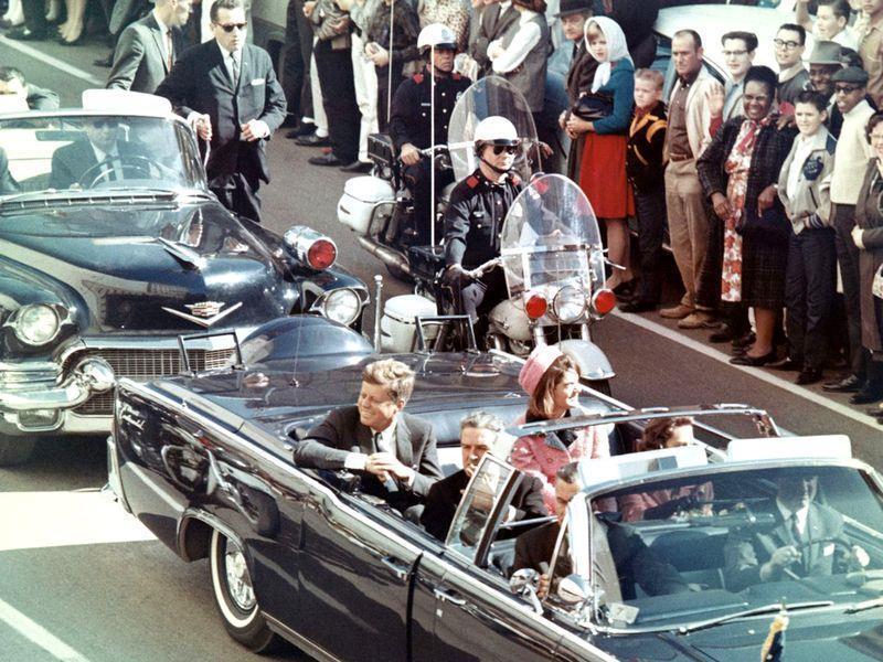美國政府26日公開2800多份之前未解密的前總統甘迺迪遇刺案檔案。圖為1963年甘迺迪被暗殺的前幾分鐘，與妻子賈桂琳．甘迺迪坐在總統車後座。   圖 : 取自維基共享資源，版權屬公眾領域