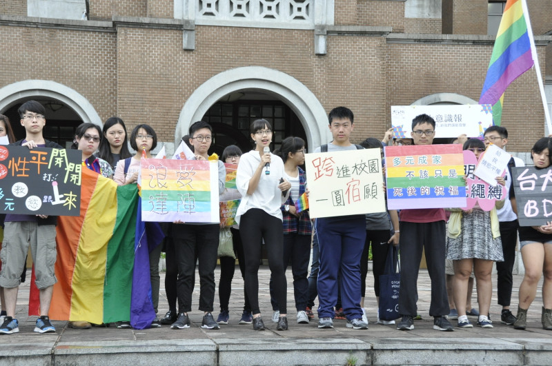 呼應明(28）日登場的同志大遊行，台大學生會與同志社團今天在校內遊行；呼籲學校宿舍盡速設置性別友善廁所和宿舍。   圖：陳香蘭／攝