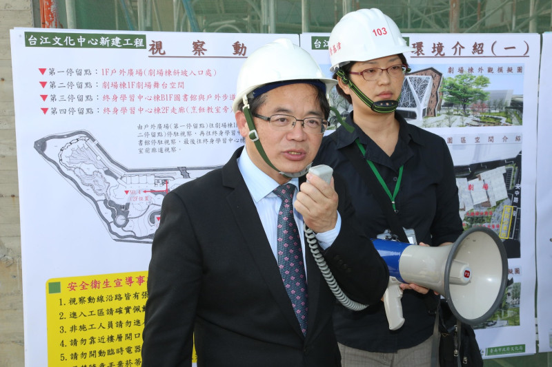 台南代理市長李孟諺今(27)日視察該新建工程時宣布，台江文化中心可望提前在民國107年9月完工。   圖：台南市政府/提供