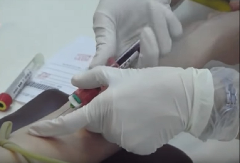 日本千葉縣癌症中心開發出一種新的檢查法，只要幾cc血液就能以近9成的準確率診斷出是否罹患5種癌症。   圖：翻攝youtube