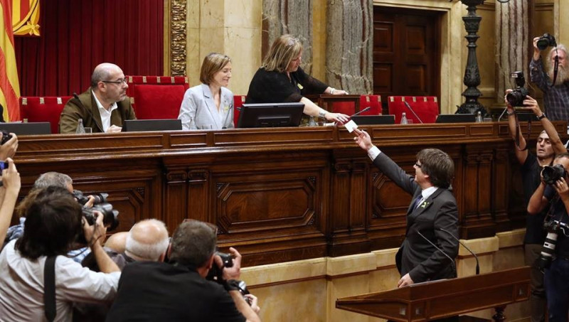 加泰隆尼亞自治區議會27日表決通過，將採取行動脫離西班牙成為獨立國家。   圖：翻攝Carles Puigdemont臉書