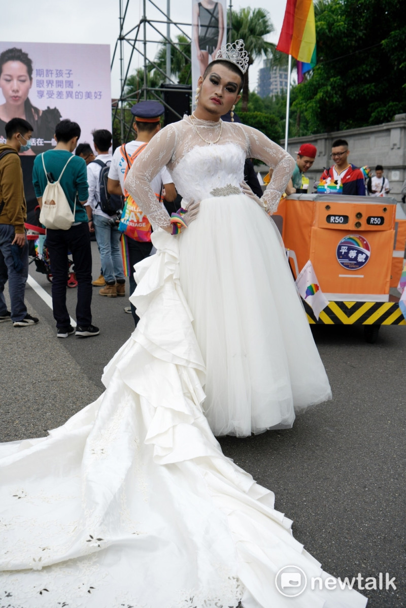 亞洲規模最大的2017同志大遊行。長白裙。   圖：張良一/攝