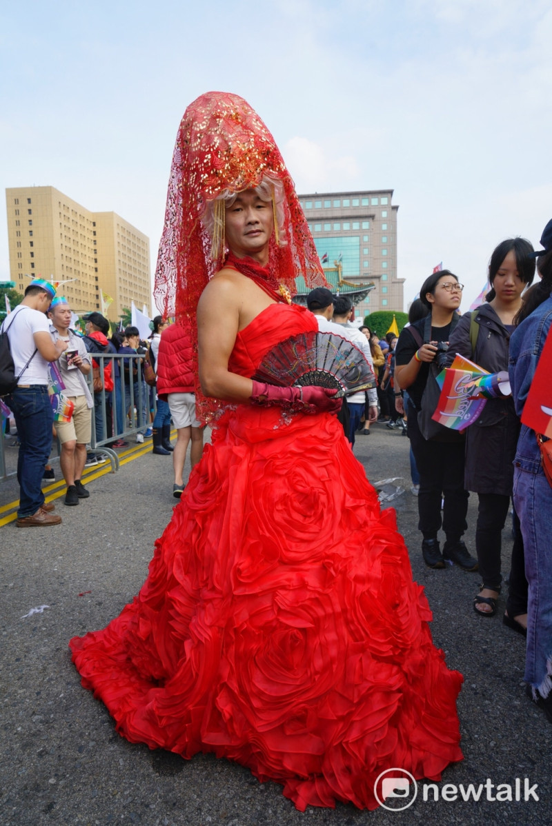亞洲規模最大的2017同志大遊行。紅色新娘婚紗。   圖：張良一/攝
