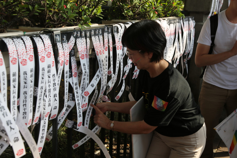 尤美女在教育部前的欄杆上繫「支持性平教育」標語。   圖：婚姻平權大平台 / 提供