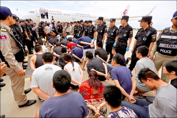 陸委會今(28)日下午發出聲明，中國將涉嫌在柬埔寨從事電信詐騙犯罪的19名國人強行押往對岸，陸委會已經向中方提出嚴正抗議。   圖：達志影像路透社/提供