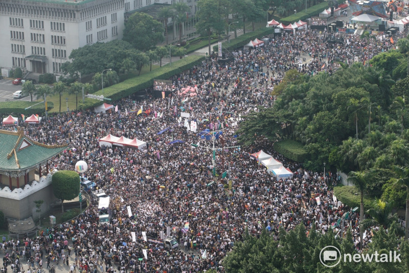同志大遊行下午登場，凱達格蘭大道現場預計有11萬挺同民眾參與。   圖：張良一 / 攝