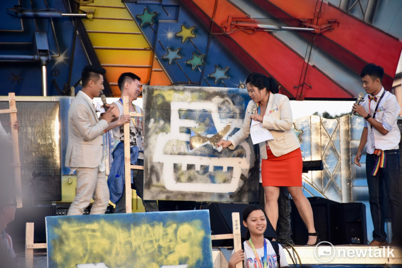 第15屆台灣同志遊行，「噴灑自我」是這次活動的一個環節，在各個路線中皆有設置可以讓參與遊行的人盡情噴灑發洩。   圖：黃堃睿/提供