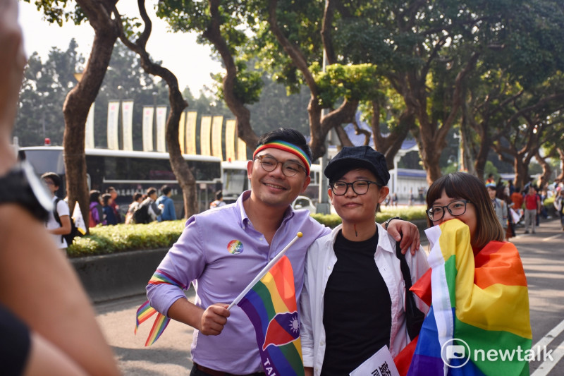 第15屆台灣同志遊行，國民黨籍立委許毓仁今天也與青年團參與遊行，低調出席的他，民眾合照的邀約不斷。   圖：黃堃睿/提供